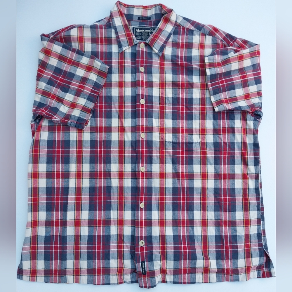 Abercrombie & Fitch men's size Large short sleeve button up shirt.